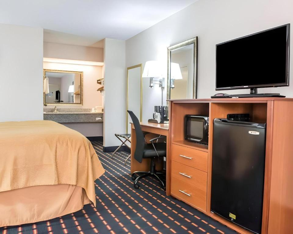Quality Inn Марианна Екстериор снимка