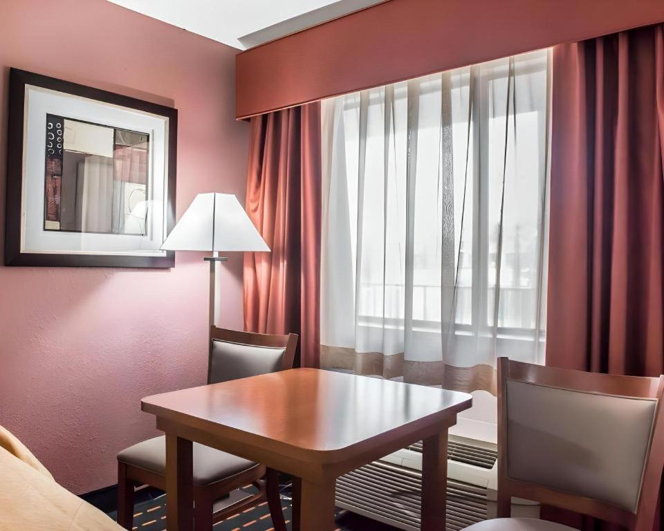 Quality Inn Марианна Екстериор снимка