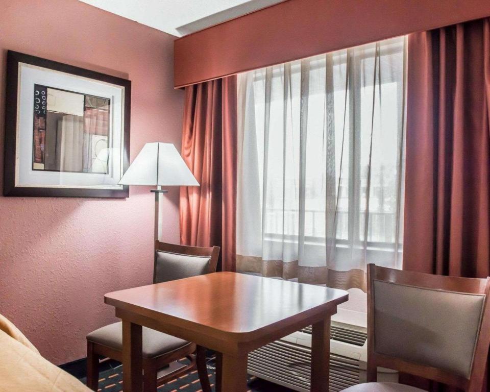 Quality Inn Марианна Екстериор снимка